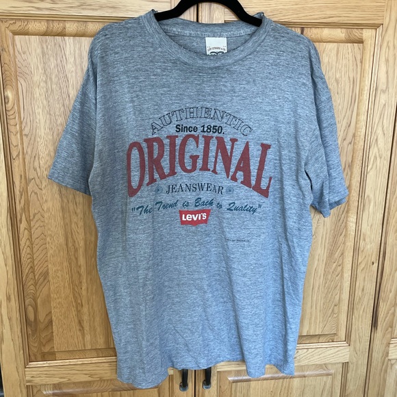 Levi's Other - Free bundle add on- Levi’s Men’s T Shirt *well loved*